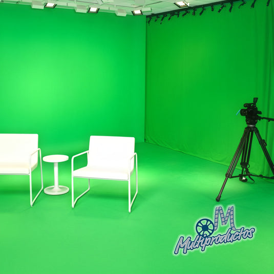 Pintura Rosco Chroma Key verde galon. Set de televisión con sillas blancas y cámara sobre tripode frente a pared pintada con Rosco Chroma Key verde.