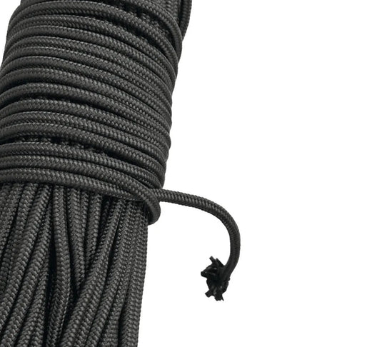 Piola cuerda de polipropileno negra. Primer plano de una madeja de cuerda piola negra de polipropileno mostrando el detalle del tejido resistente y el acabado de la punta deshilachada.