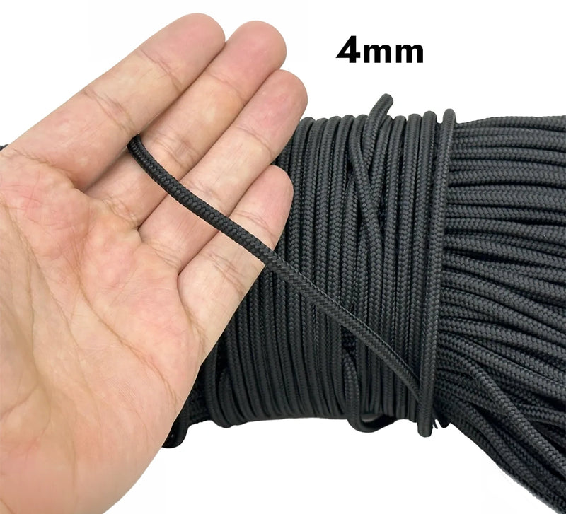 Cargue la imagen en el visor de la galería, Piola cuerda de polipropileno negra.  Mano sosteniendo un extremo de cuerda negra de 4 milímetros de grosor junto a madeja para mostrar su grosor, textura y proporción.
