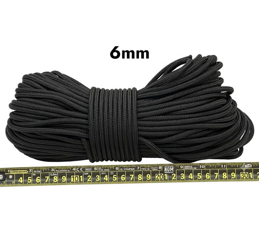 Piola cuerda de polipropileno negra.  Vista lateral de madeja de un kilogramo piola cuerda de polipropileno negra de 6 milímetros de grosor, con regla métrica de medición visible.