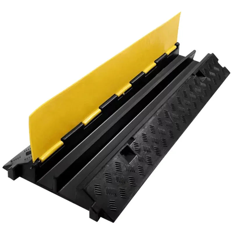 Cargue la imagen en el visor de la galería, Rampa protectora de cables de 2 canales. Rampa protectora de cables de goma negra con tapa abatible amarilla de alta visibilidad y textura antideslizante para piso.
