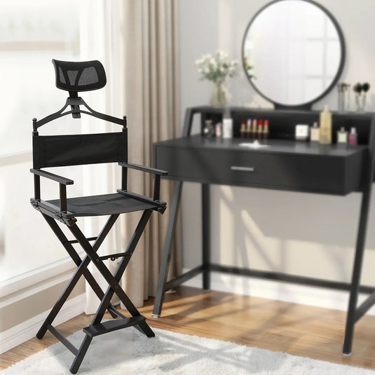 Silla de director de aluminio multiproductos. Silla de director con reposacabezas en un estudio de maquillaje o tocador moderno.